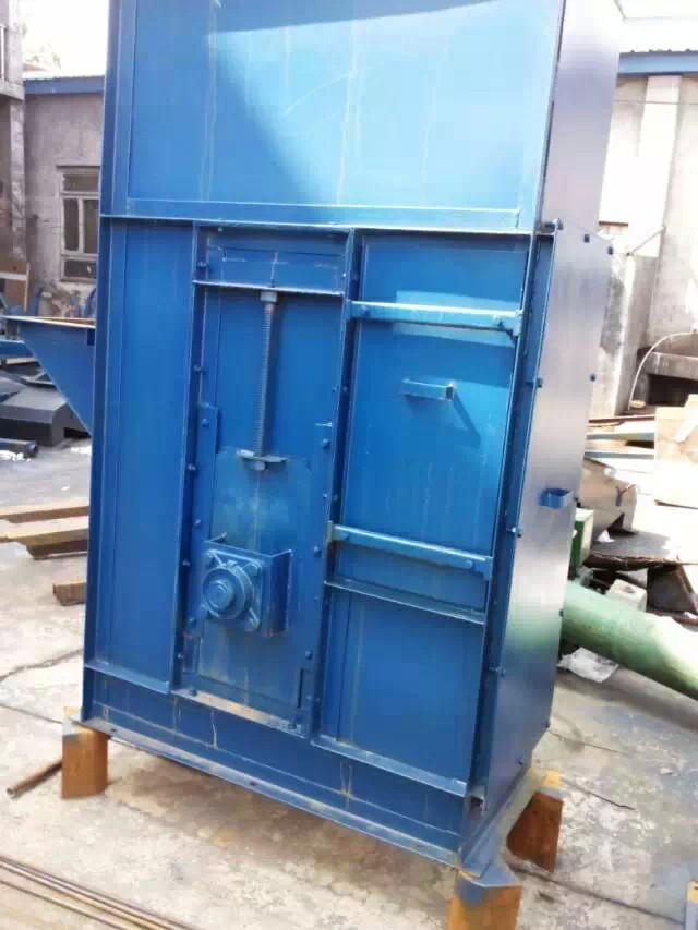 往復(fù)式提升機(jī)輸送物料質(zhì)量不能大，粒度也不能大(z型連續(xù)往復(fù)式提升機(jī))